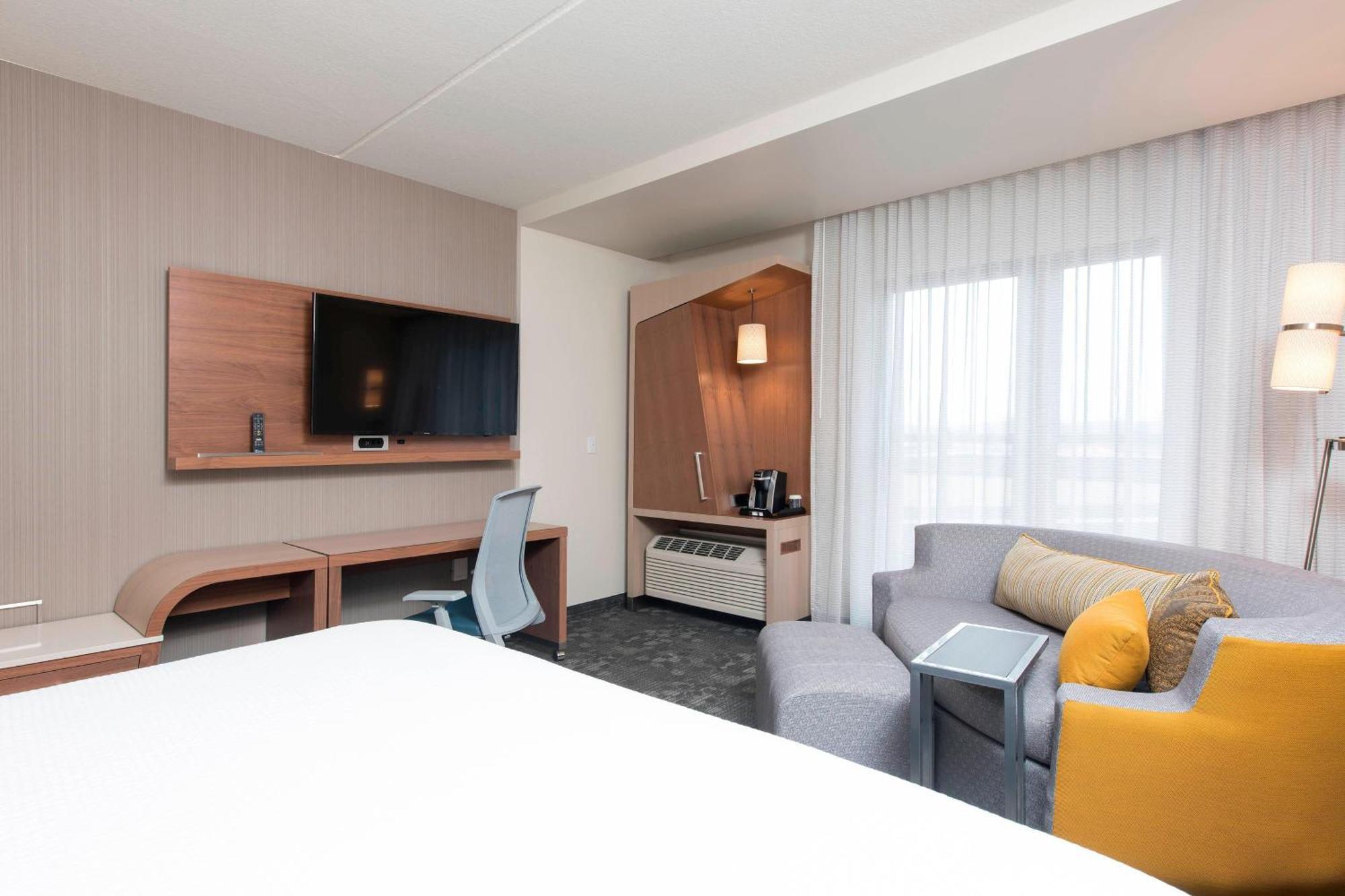 Courtyard By Marriott Holland Downtown Hotel Exterior photo