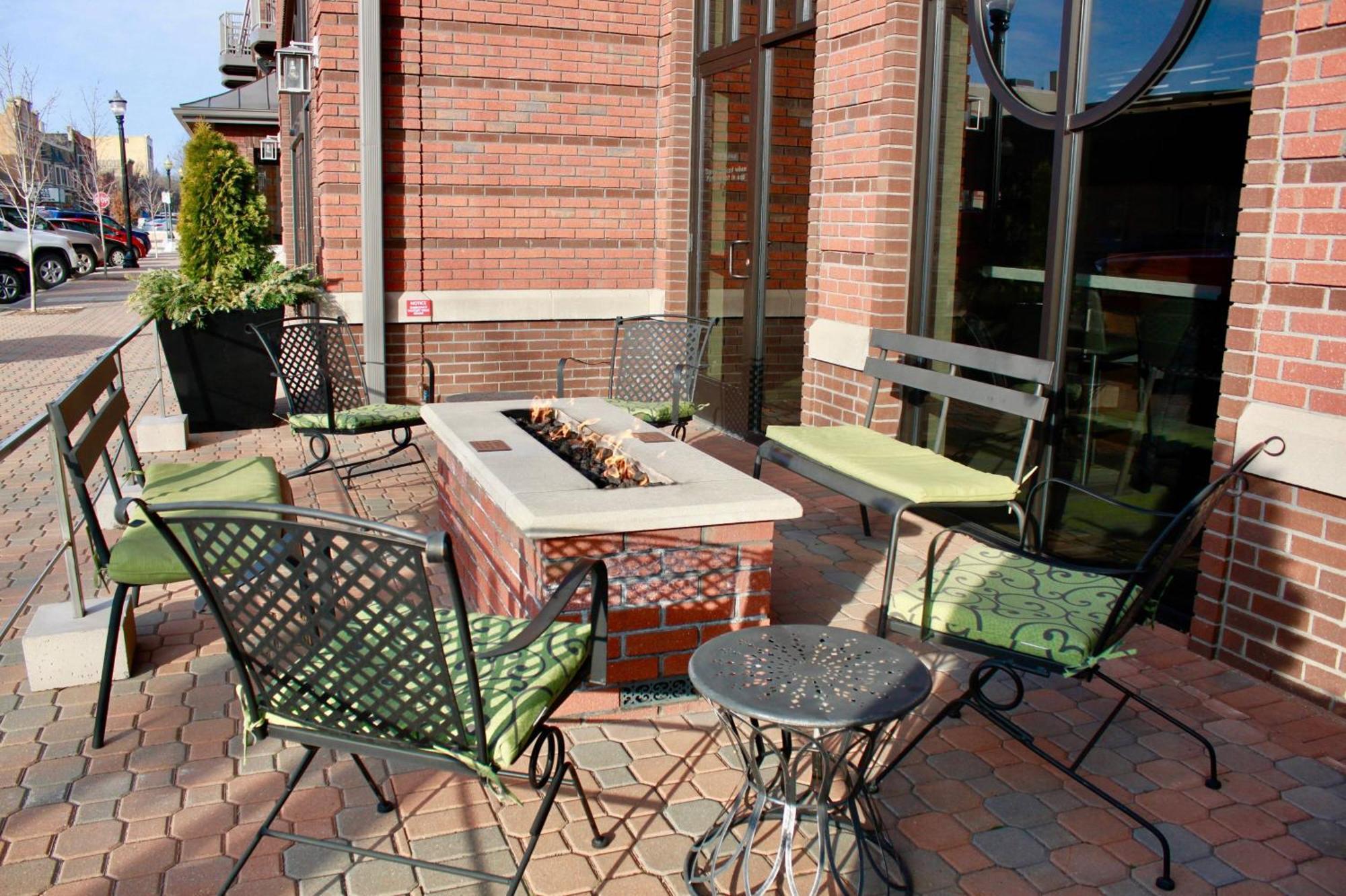 Courtyard By Marriott Holland Downtown Hotel Exterior photo